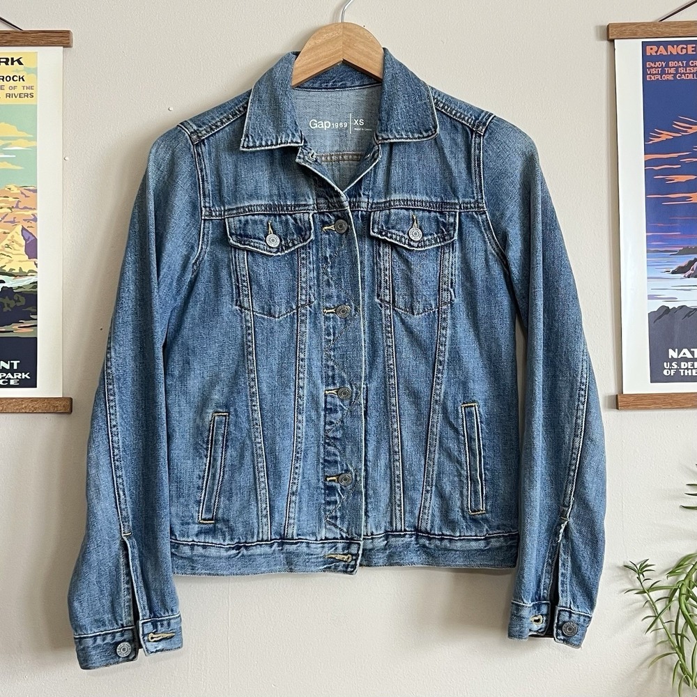 Gap Denim Trucker Jacket Womens XS Medium Wash Blue Preppy 90s Off Duty Model